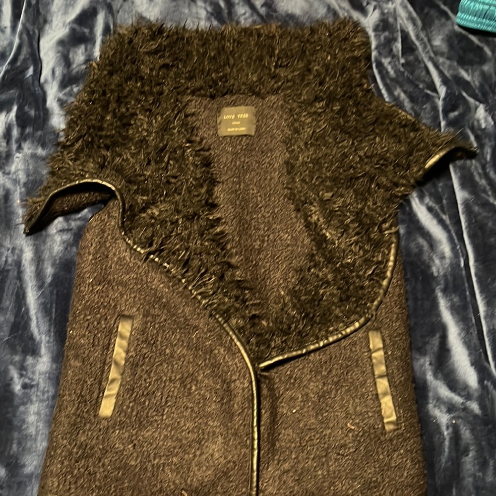 Love tree, fuzzy half vest size small
